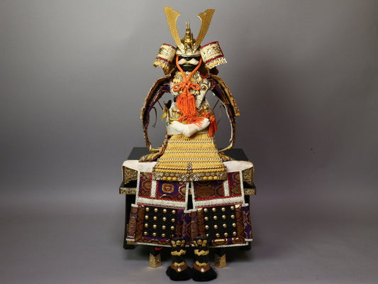 Japanese Samurai Armor Display – Pre-Owned Mini Kabuto & Yoroi with Trunk – Vintage-Inspired Boy’s Day Decor – Japan Import – Sold As Is