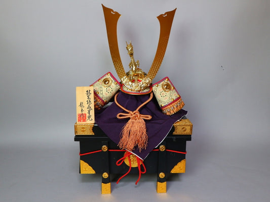 Vintage-Inspired Japanese Samurai Kabuto Helmet – Pre-Owned Display with Wooden Box – Antique Style Armor – Japan Import – Sold As Is