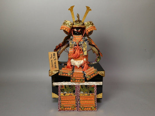 Japanese Samurai Armor Display – Pre-Owned Mini Kabuto & Yoroi with Trunk – Vintage-Inspired Boy’s Day Decor – Japan Import – Sold As Is