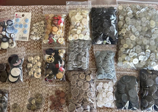Used Japanese Vintage Buttons Bulk Lot 2.6 lbs 1200g – Mixed Colors and Styles from Showa Era for Sewing, Crafting, and Decorative Projects